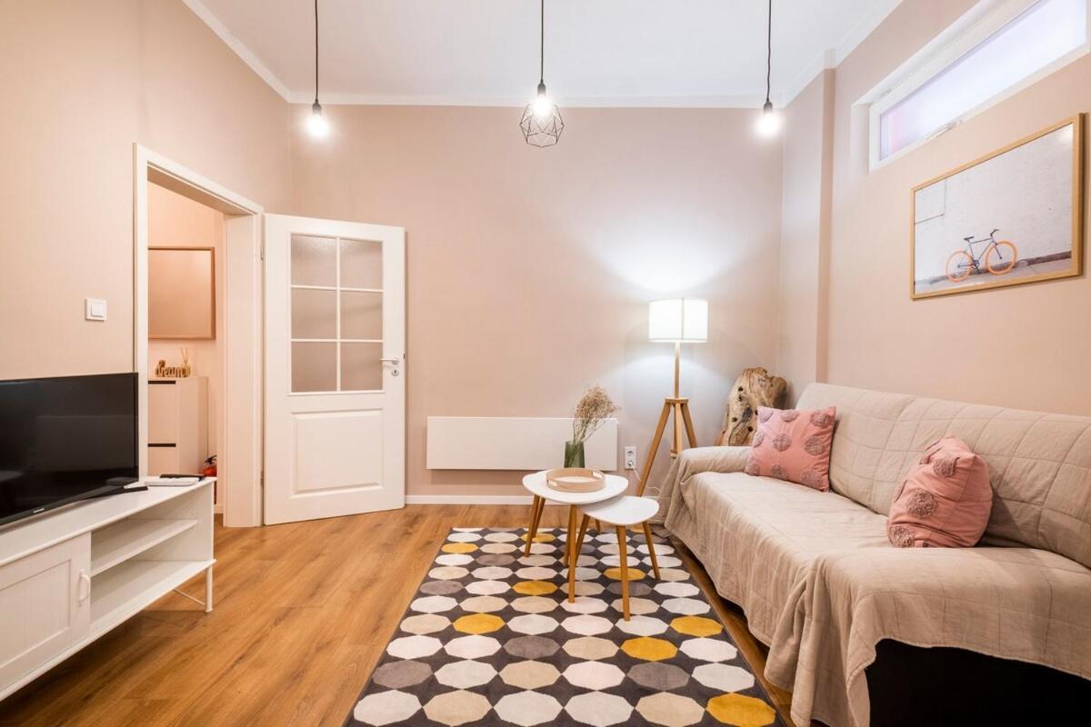 Top Centre 1 Bedroom Apt Next To Vitosha Blvd. Sofia Ngoại thất bức ảnh